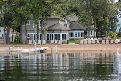 Gull Lake at Your Doorstep |Waterfront Rental | Sleep 8