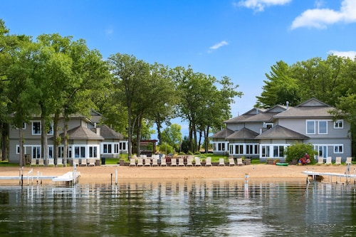 Spacious Gull Lake Beach Condo, Lake Access and Fire pit