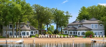 Spacious Gull Lake Beach Condo, Lake Access and Fire pit