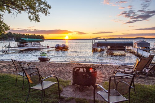 Hidden Gem on Gull Lake w/ large playground for families