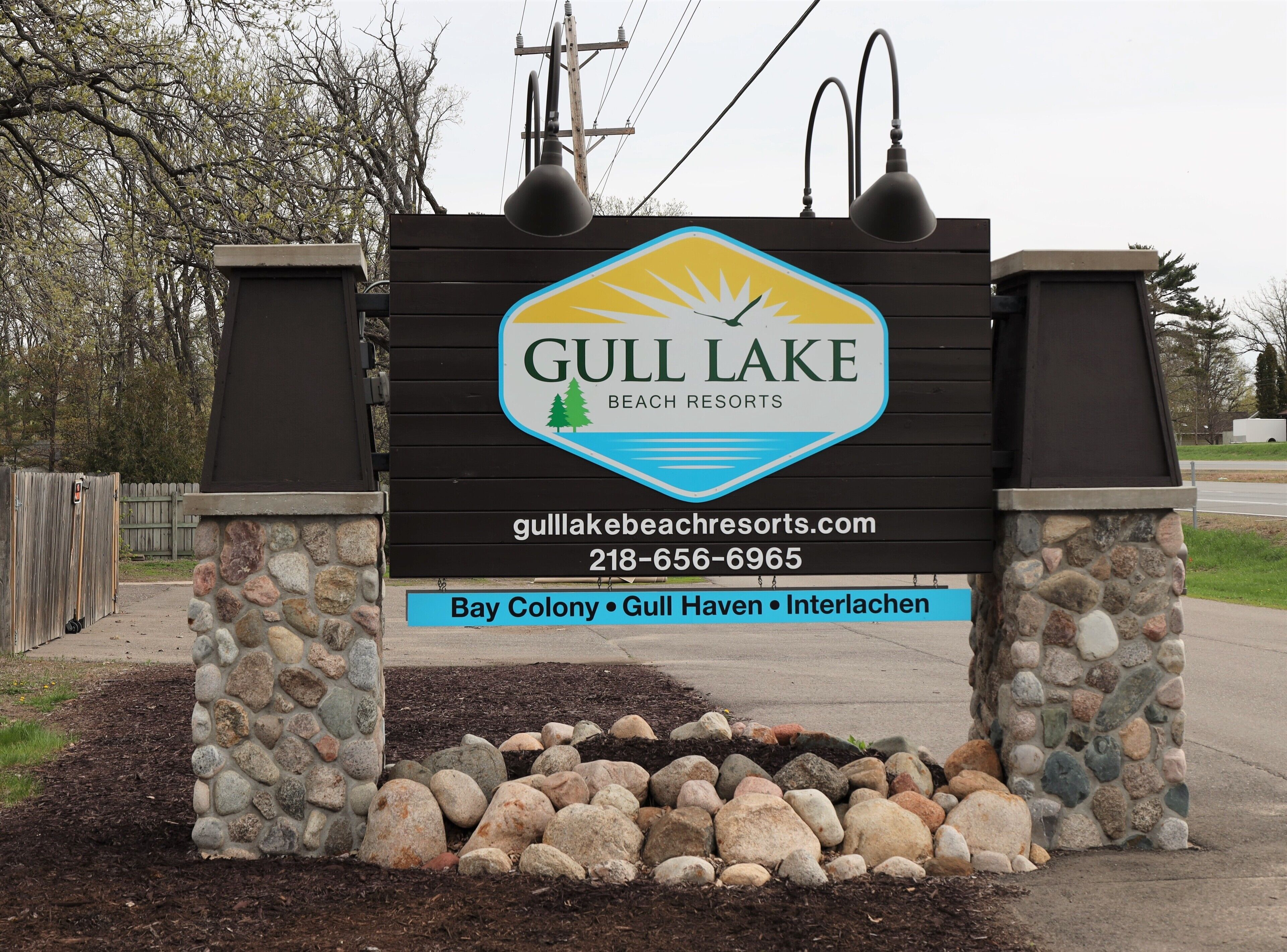 Naamplaatje voor Gull Lake Beach Resorts met een website en telefoonnummer.