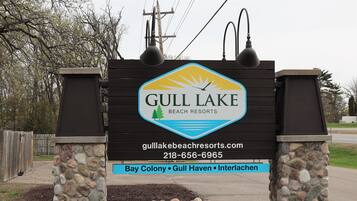 Naamplaatje voor Gull Lake Beach Resorts met een website en telefoonnummer.