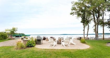 Hidden Gem on Gull Lake w/ large playground for families