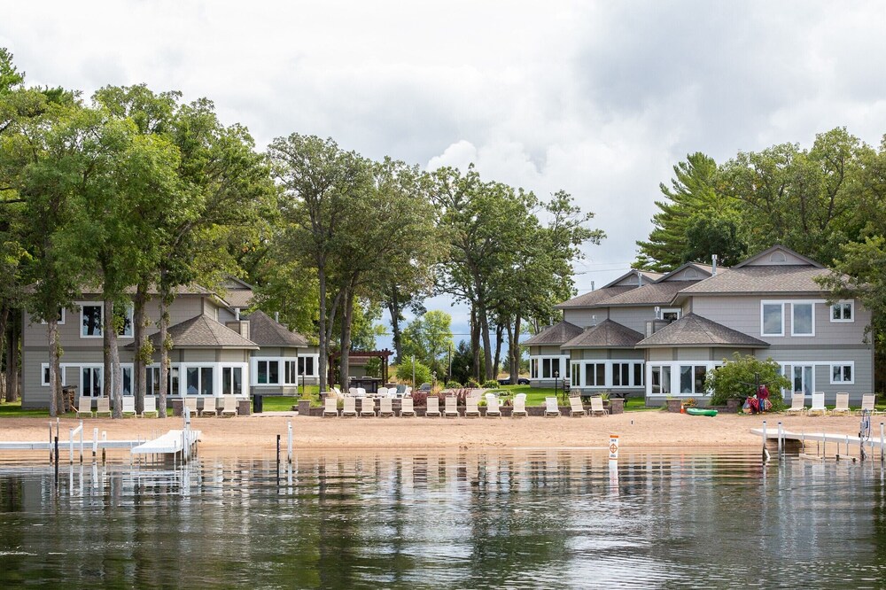 Relaxing Gull Lake Retreat - Spacious Condo - Bay Colony 772