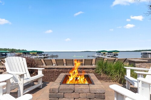 Wake Up at the Lake | Waterfront Condo | Sleeps 8