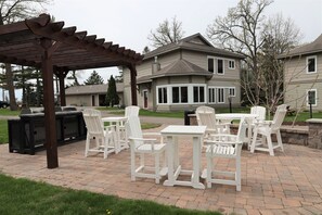 Outdoor dining - Wake Up at the Lake | Waterfront Condo | Sleeps 8 (Nisswa)