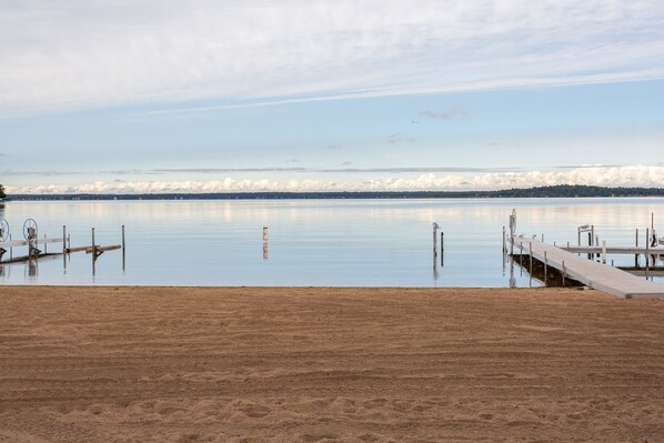 Un lago tranquilo con un muelle de madera que se adentra en el agua.