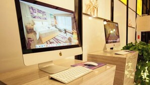 Una reception d'albergo con un computer, una tastiera e un mouse.