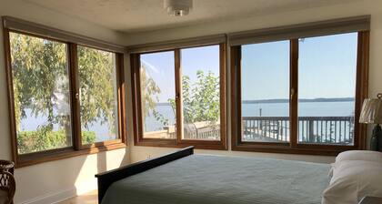 Waterfront - renovated 3 bedrooms 2 full baths cottage