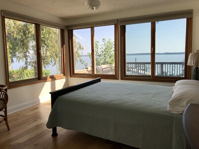 Waterfront - renovated 3 bedrooms 2 full baths cottage