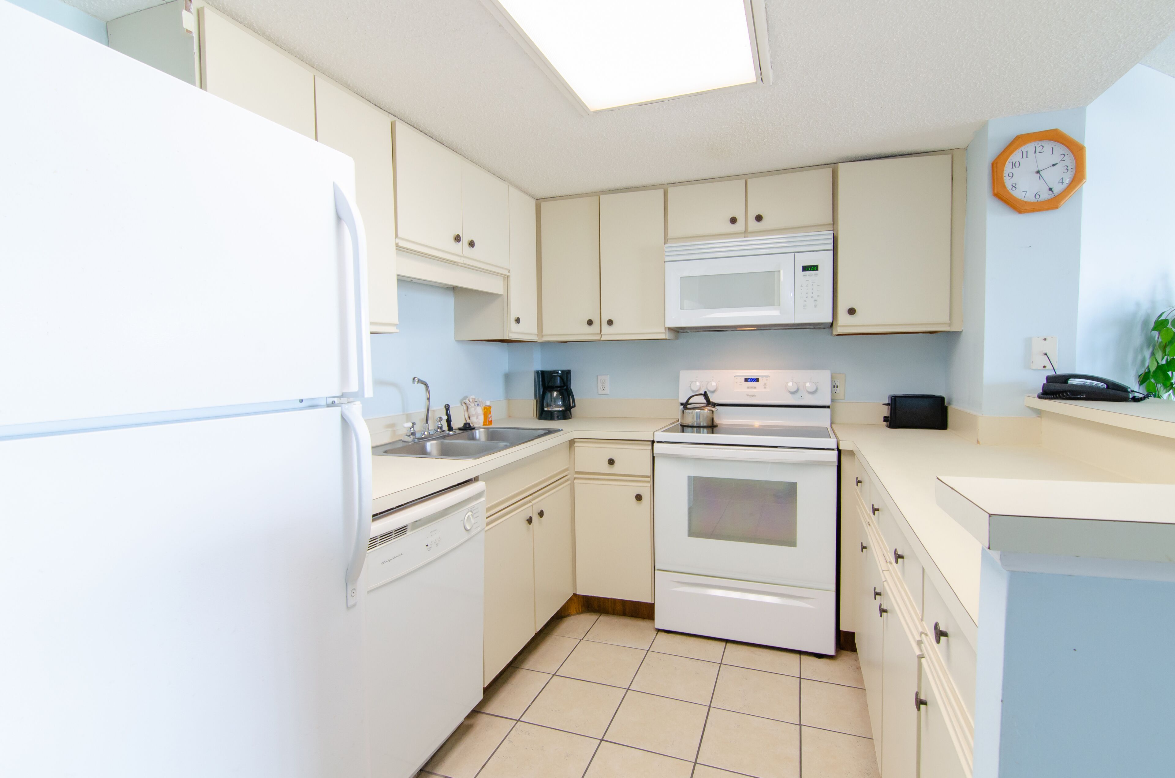 Gorgeous Ocean View Suite + Official On-Site Rental Privileges