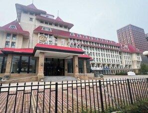 A large hotel building with a prominent entrance, multiple floors, and a red roof. - Lavande Hotel (Beijing Shijingshan Wanda Plaza) (Beijing)