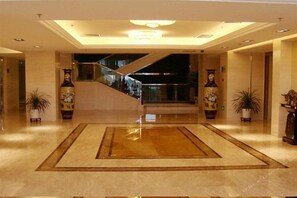 A spacious lobby with a marble floor, a central staircase, and decorative vases. - Lavande Hotel (Beijing Shijingshan Wanda Plaza) (Beijing)