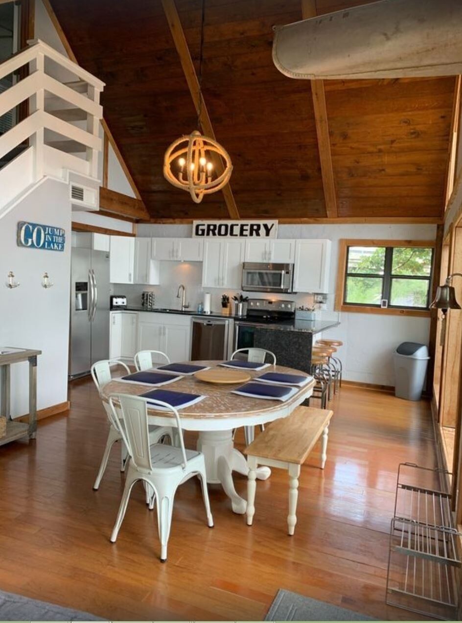 'Lakeview Canoe' Lakefront Cabin w/Private Dock & Boat Slip on Cypress Springs