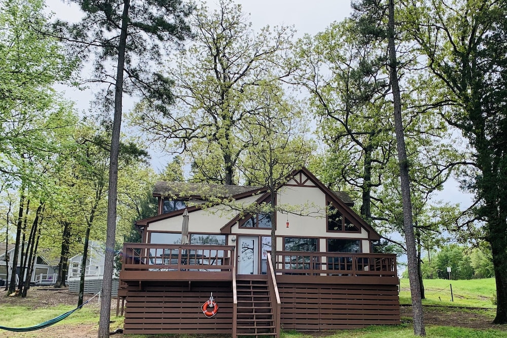 'Lakeview Canoe' Lakefront Cabin w/Private Dock & Boat Slip on Cypress Springs