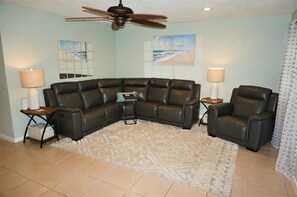House | Living room | TV - Robins` Nest (Cape Coral)