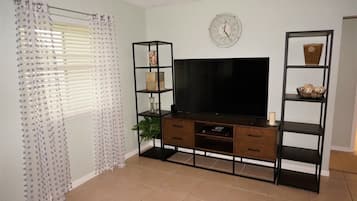 House | 3 bedrooms, desk, free WiFi