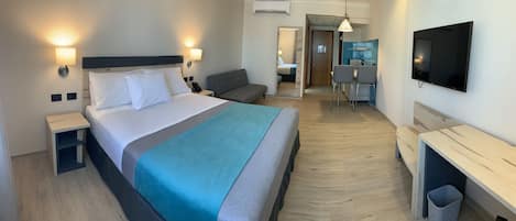 Minibar, caja de seguridad en la habitación y escritorio