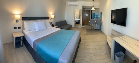 Minibar, caja de seguridad en la habitación y escritorio