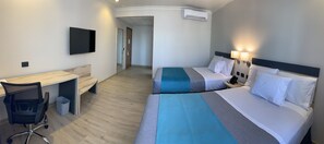 Minibar, caja fuerte, escritorio y cortinas opacas