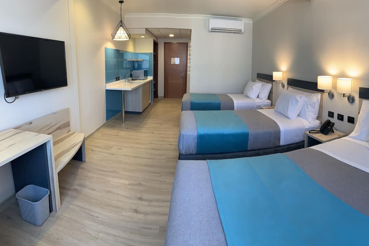 Apartamento | Minibar, caja fuerte, escritorio y cortinas opacas