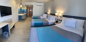 Apartamento | Minibar, caja fuerte, escritorio y cortinas opacas