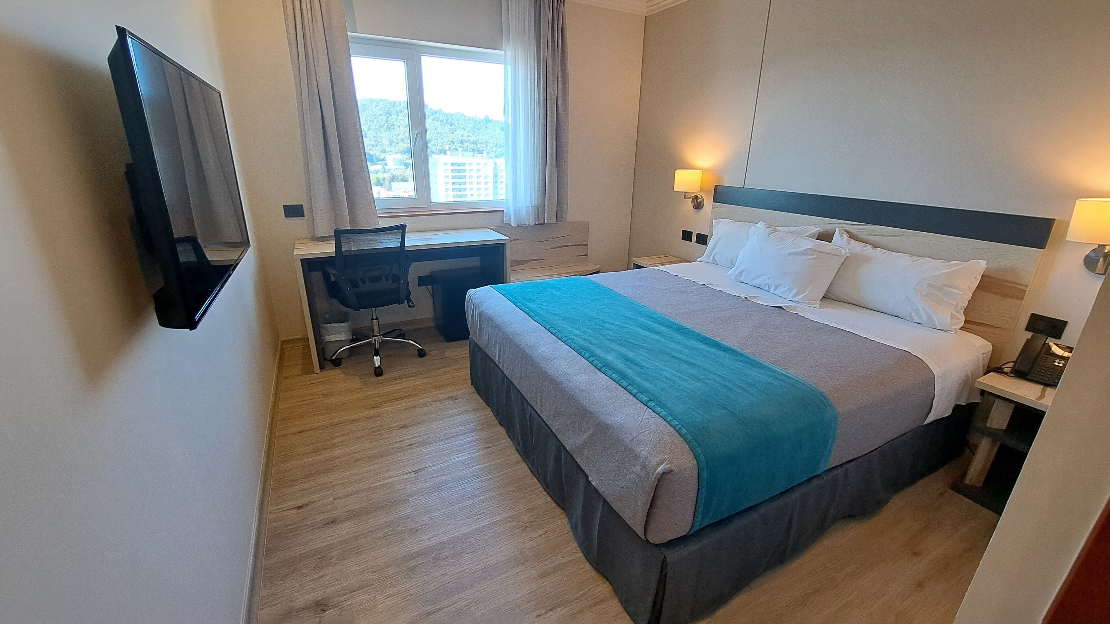 standard room | minibar, in-room safe, desk, blackout curtains