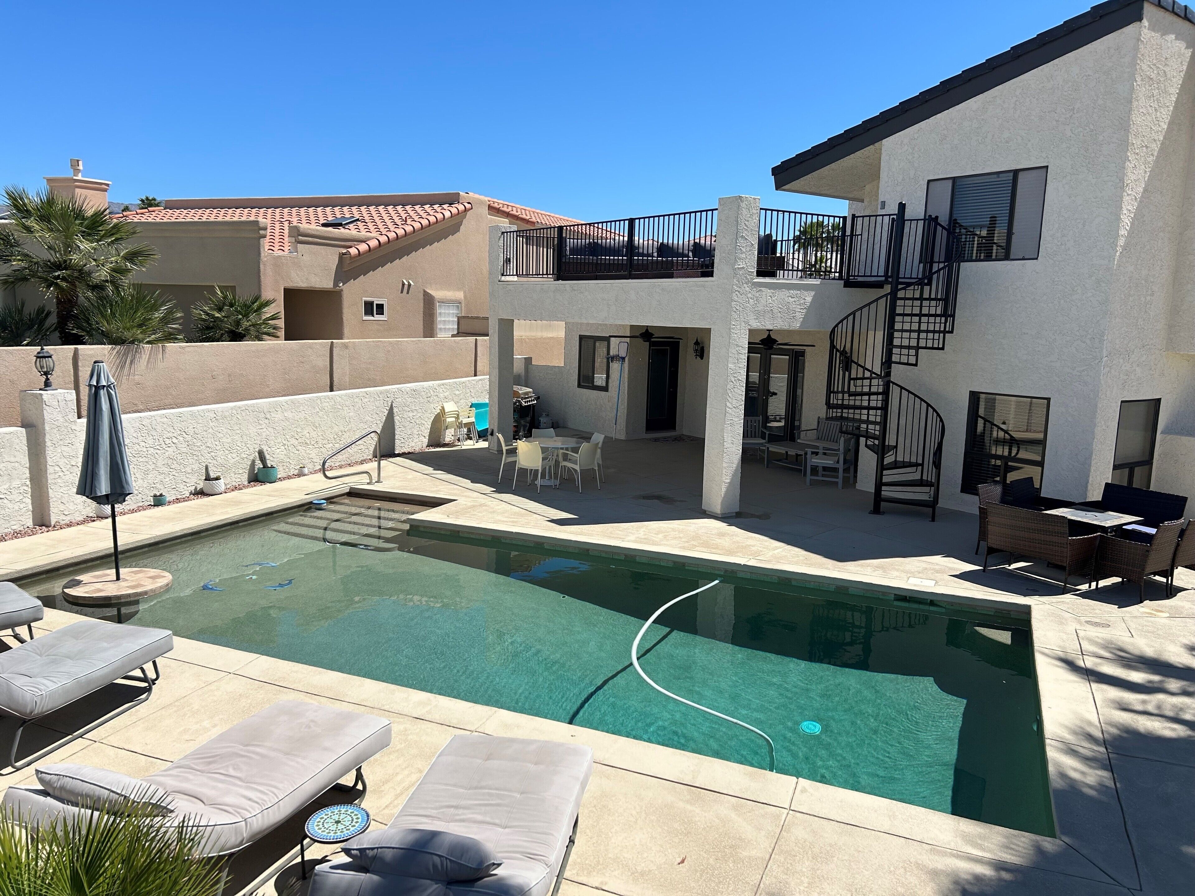 Beautiful home with sparkling pool, near golf course, minutes from lake!