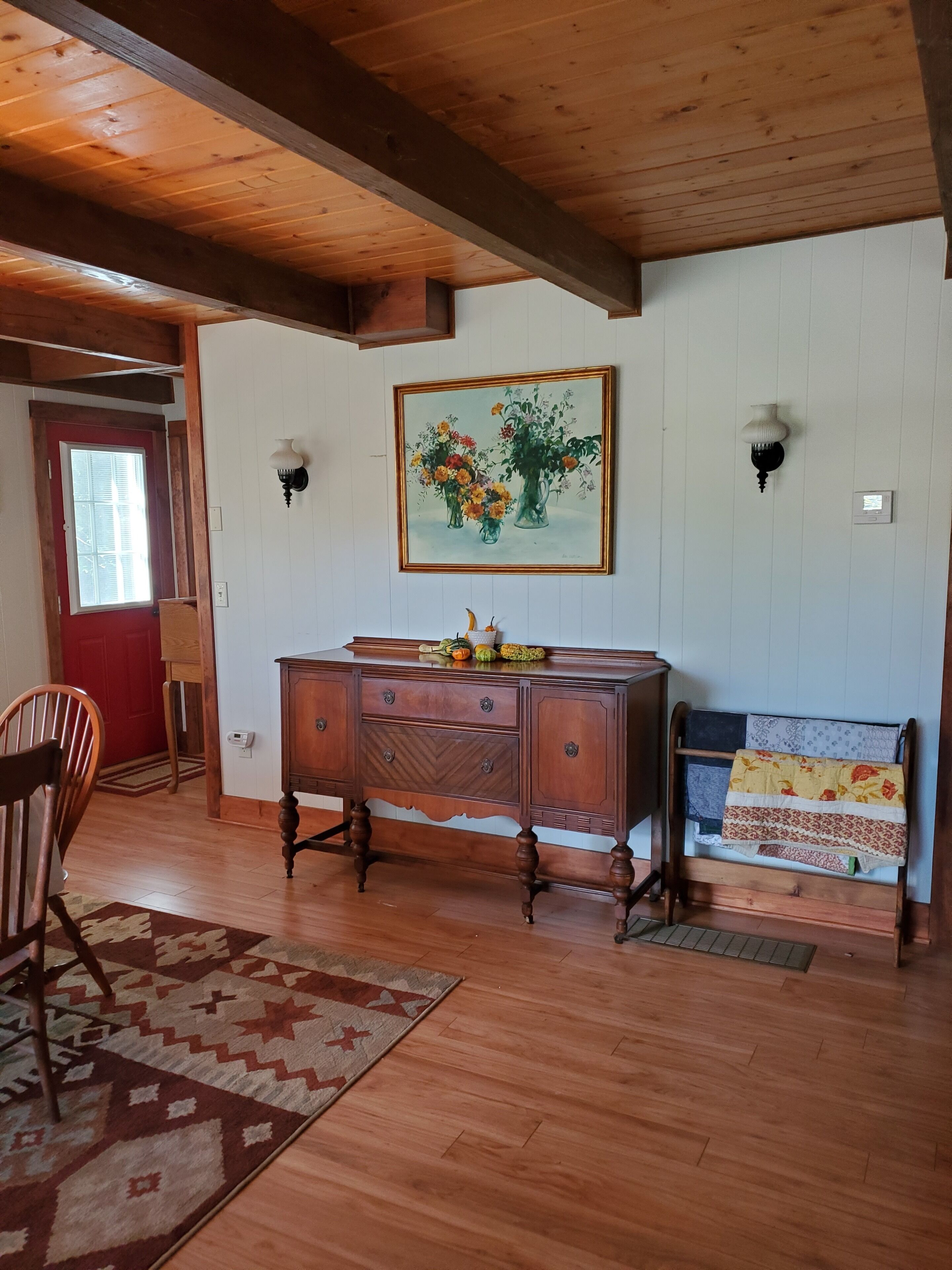 Cozy Cabin in quiet neighborhood with mountain views