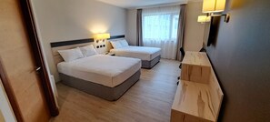 Minibar, coffres-forts dans les chambres, bureau, chambres insonorisées