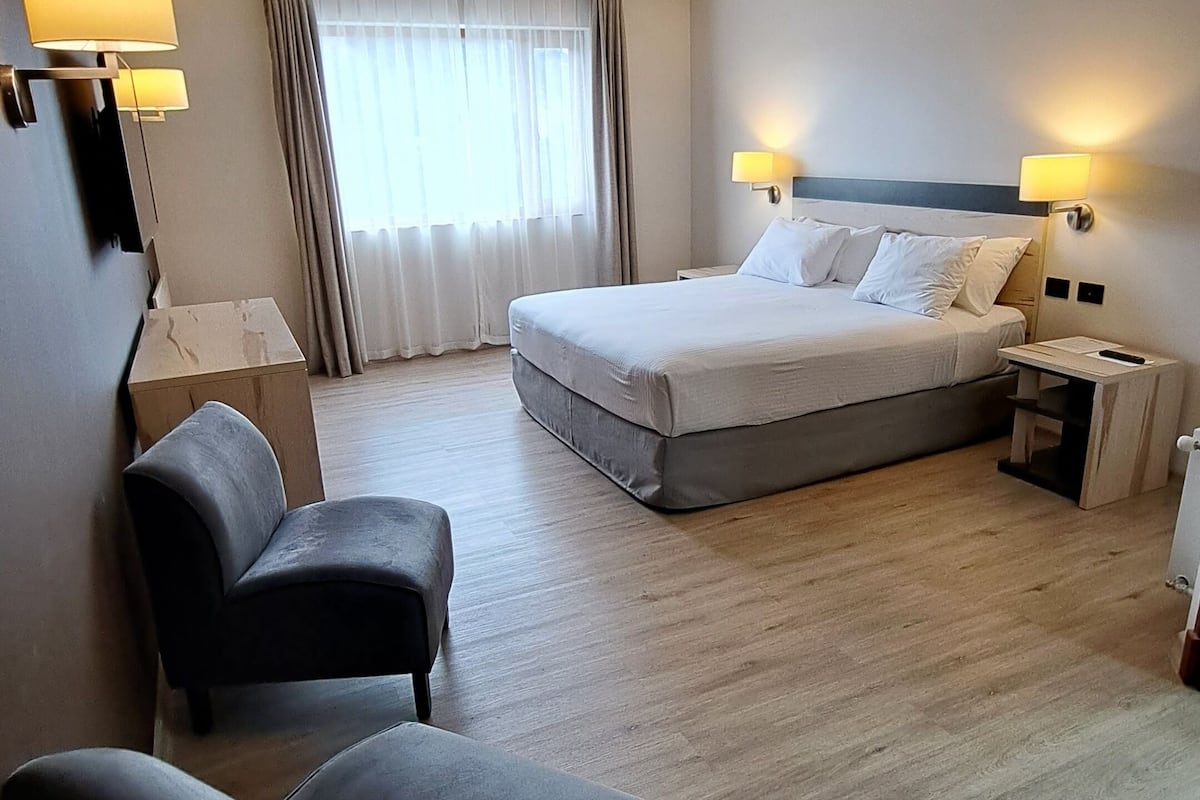 standard room | minibar, in-room safe, desk, soundproofing