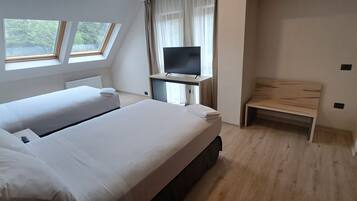 Habitación estándar doble | Minibar, caja fuerte, escritorio y sistema de insonorización