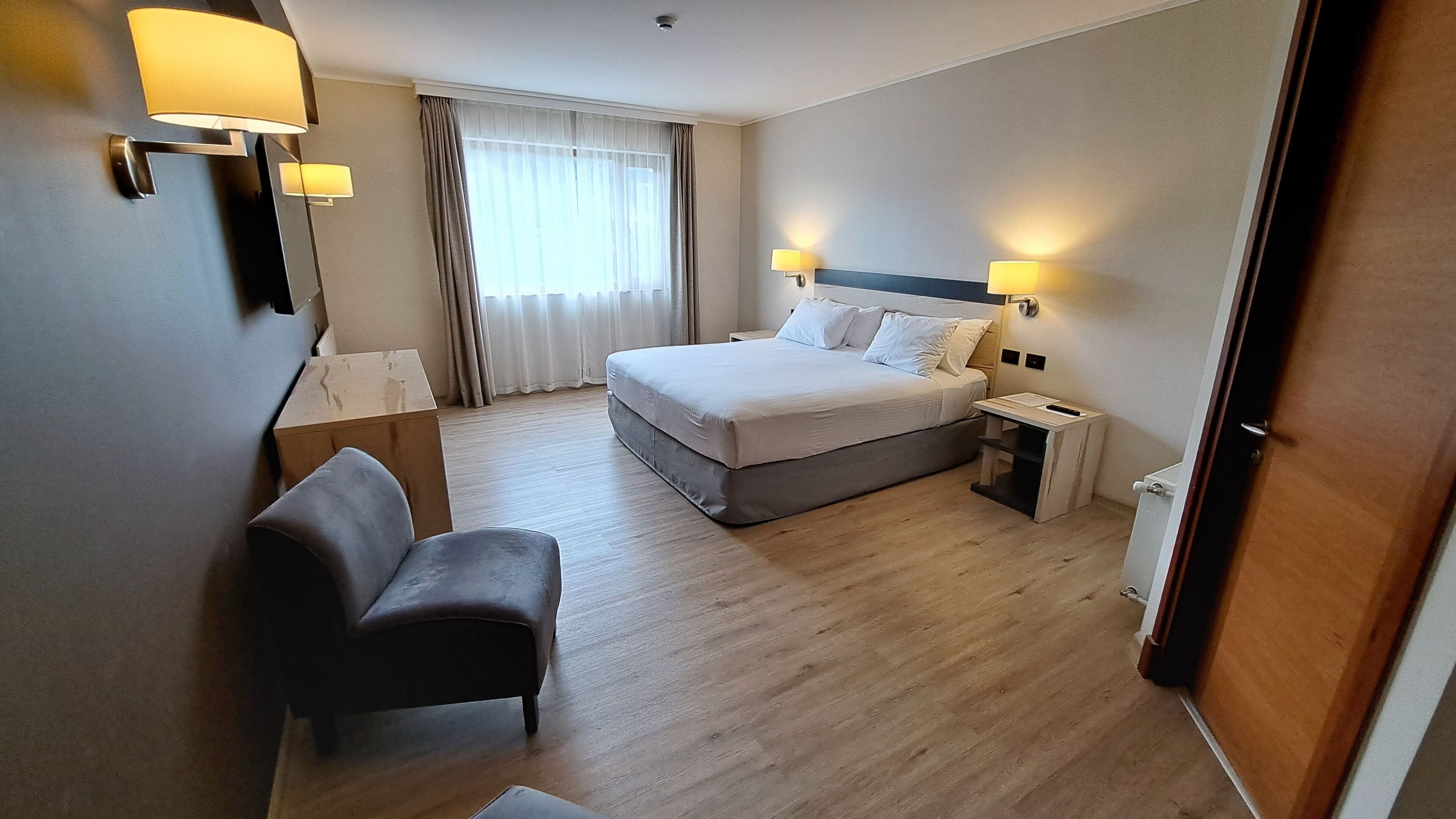 standard room | minibar, in-room safe, desk, soundproofing