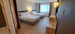 Habitación estándar doble | Minibar, caja fuerte, escritorio y sistema de insonorización
