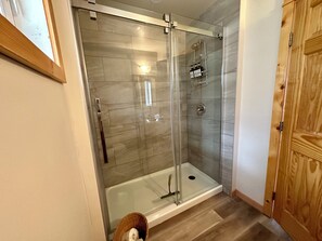 Boswell West Cabin | Bathroom | Shower, towels - Canmore Alpine Hostel - Alpine Club of Canada (Canmore)