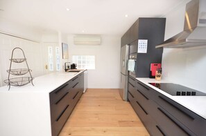Fridge, microwave, oven, stovetop - "Happy Ours" - Walking Distance to Shops & Beach (AVOCA BEACH)