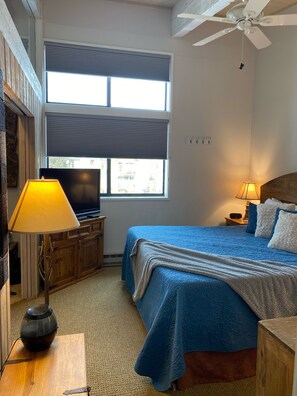 2 quartos, escrivaninha, ferros/tábuas de passar roupa