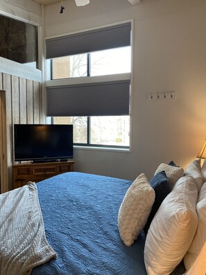 2 habitaciones, escritorio, tabla de planchar con plancha y wifi gratis