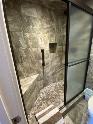 Combined shower/bathtub, jetted bath, hair dryer, towels