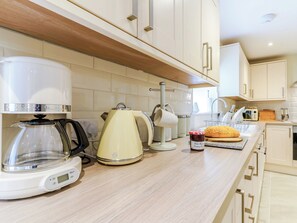 Oven, dishwasher, high chair, freezer - 2 bedroom accommodation in Maen-y-groes, near New Quay (Maen-y-groes, near New Quay)