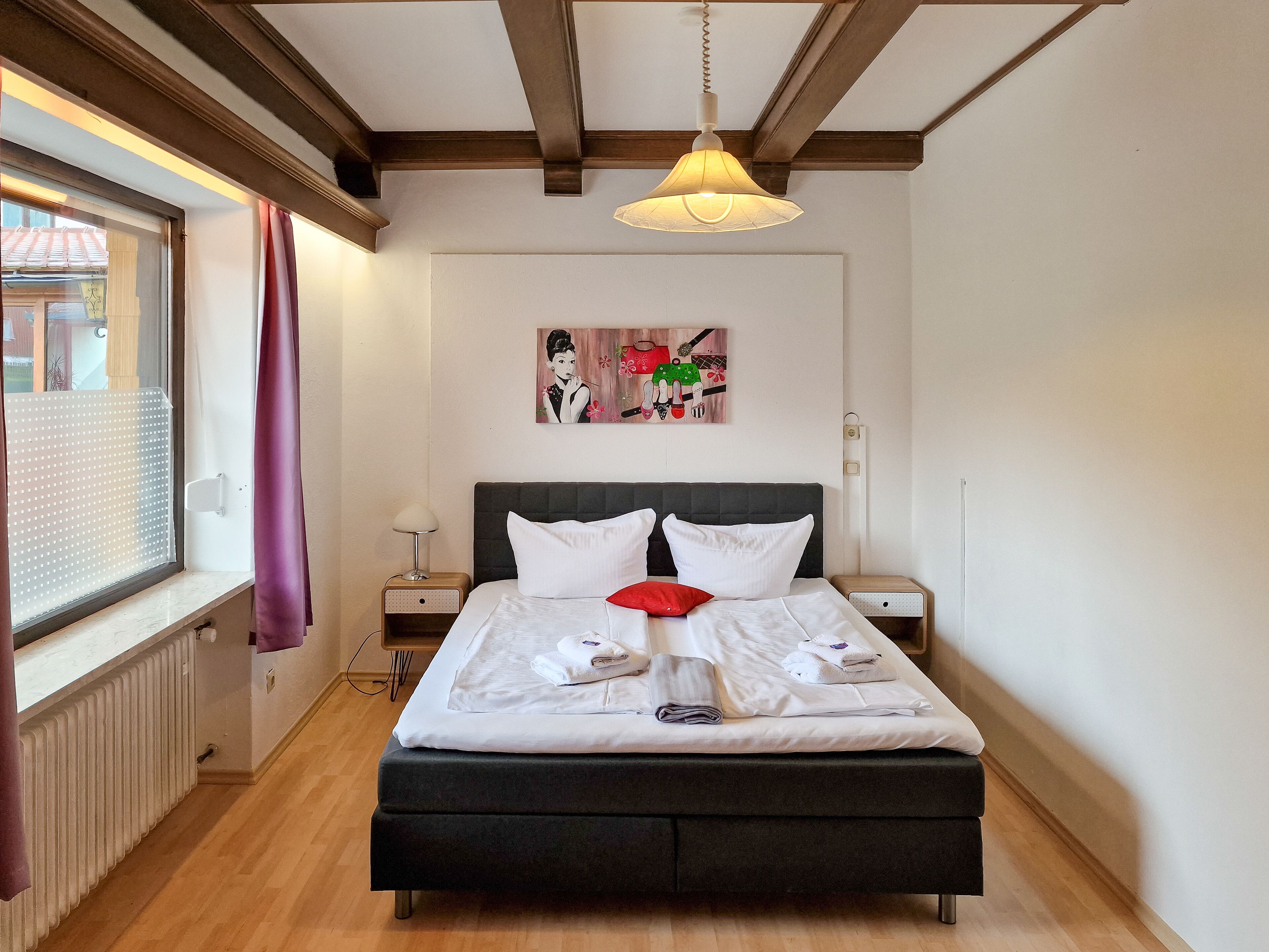 Een bureau, verduisterende gordijnen, beddengoed