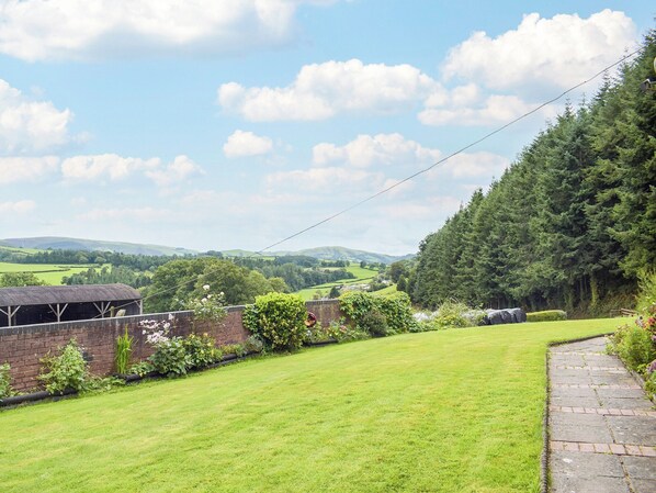 Property grounds - 4 bedroom accommodation in Llandinam, near Llanidloes (Llandinam, near Llanidloes)