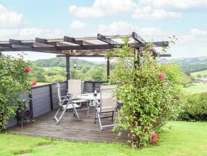 Outdoor dining - 4 bedroom accommodation in Llandinam, near Llanidloes (Llandinam, near Llanidloes)