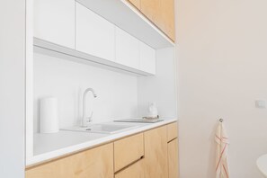 Kühlschrank, Mikrowelle, Herdplatte, Wasserkocher