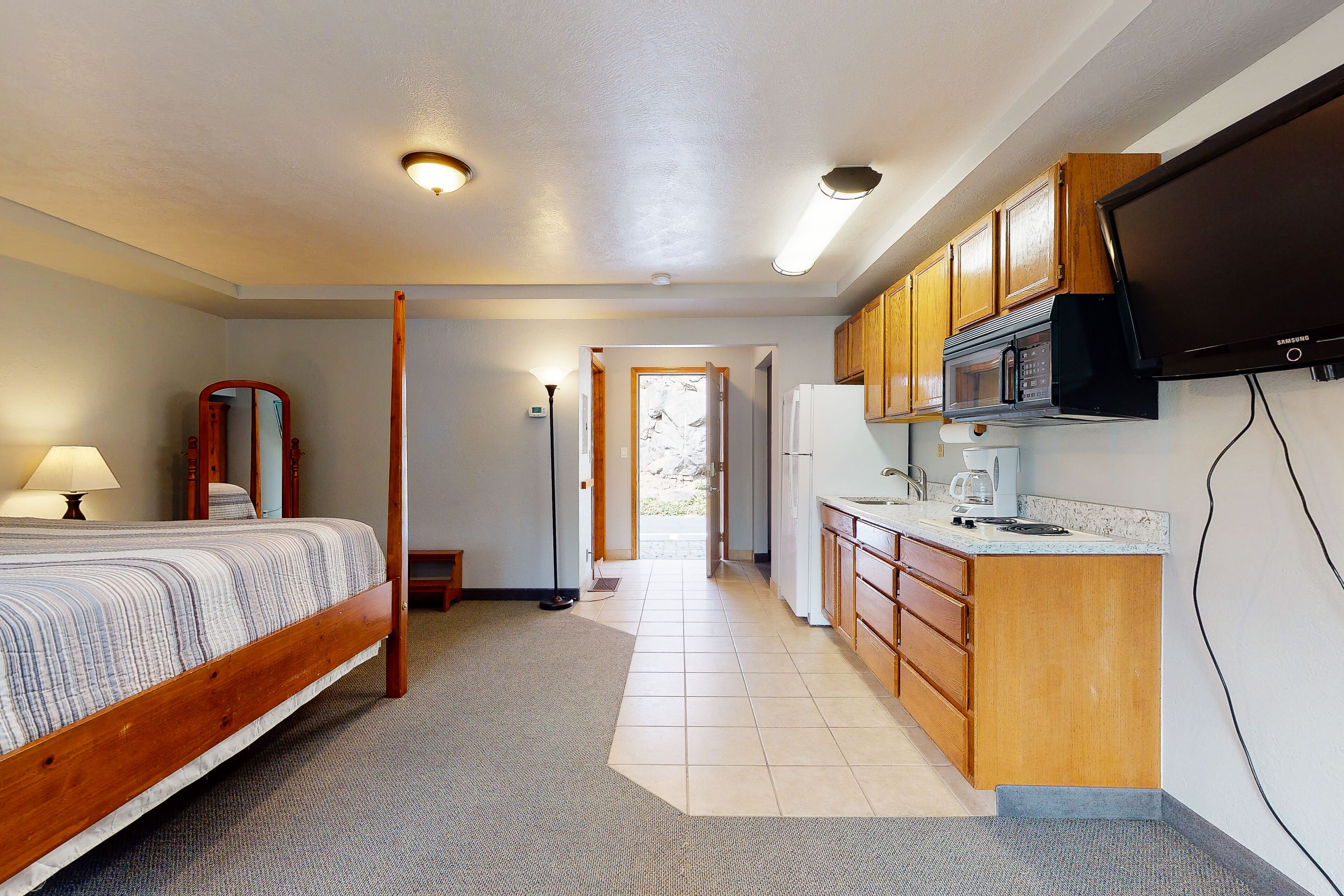 Charming and well-equipped studio w/great location and water views!