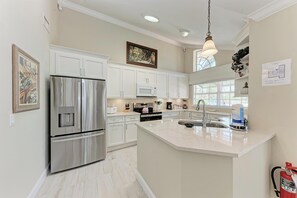 Fridge, stovetop, dishwasher