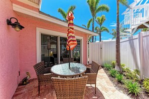 Outdoor dining - Pink Flamingo in Palm Isle Village 3203-Condo with Pool - By Island Real Estate (Holmes Beach)