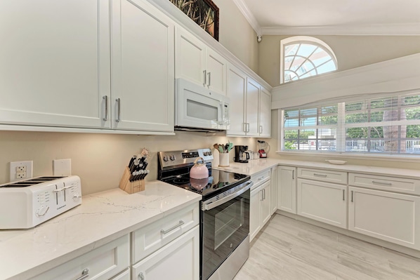 Fridge, stovetop, dishwasher