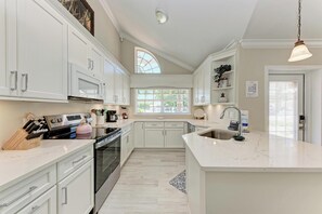 Fridge, stovetop, dishwasher