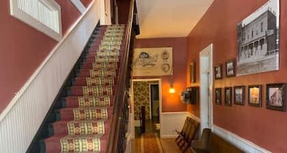 Historic Commercial Hotel(Est. 1868)Tom Mix Suite